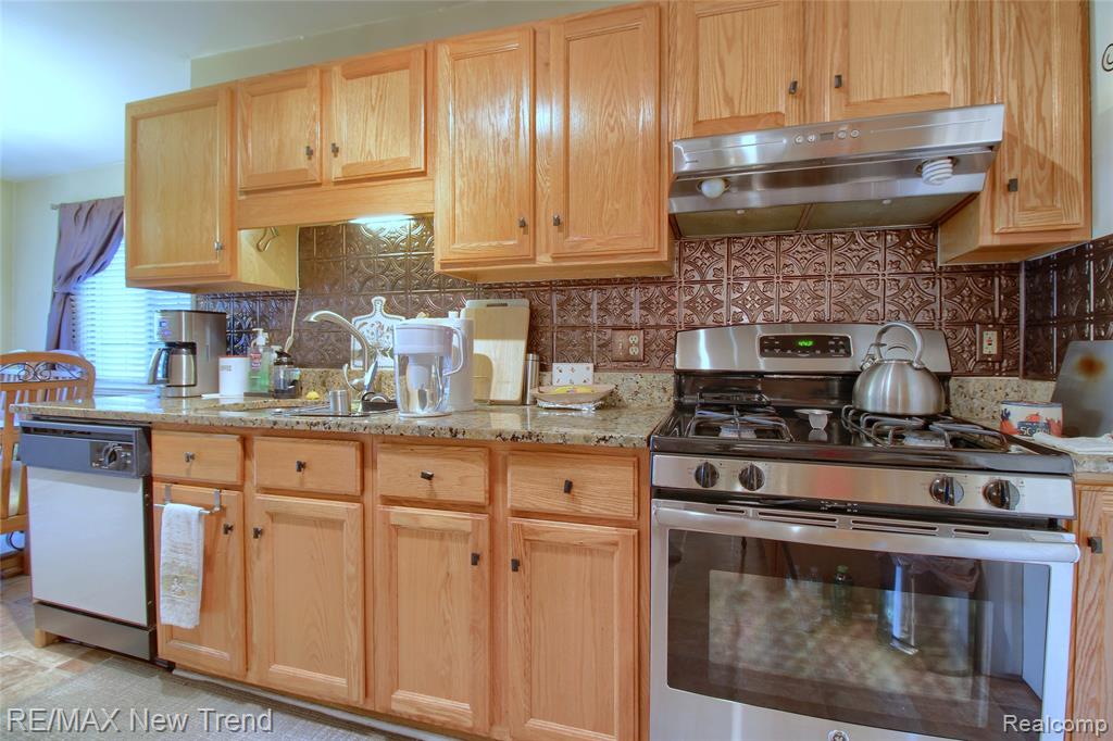2759 Maple Forest Drive, Wixom, MI 48393 — Photo 10