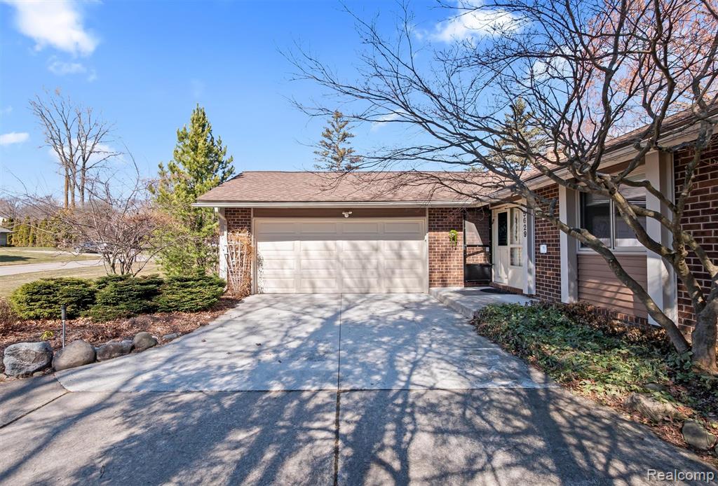 5629 Perrytown Drive, West Bloomfield, MI — Photo 2
