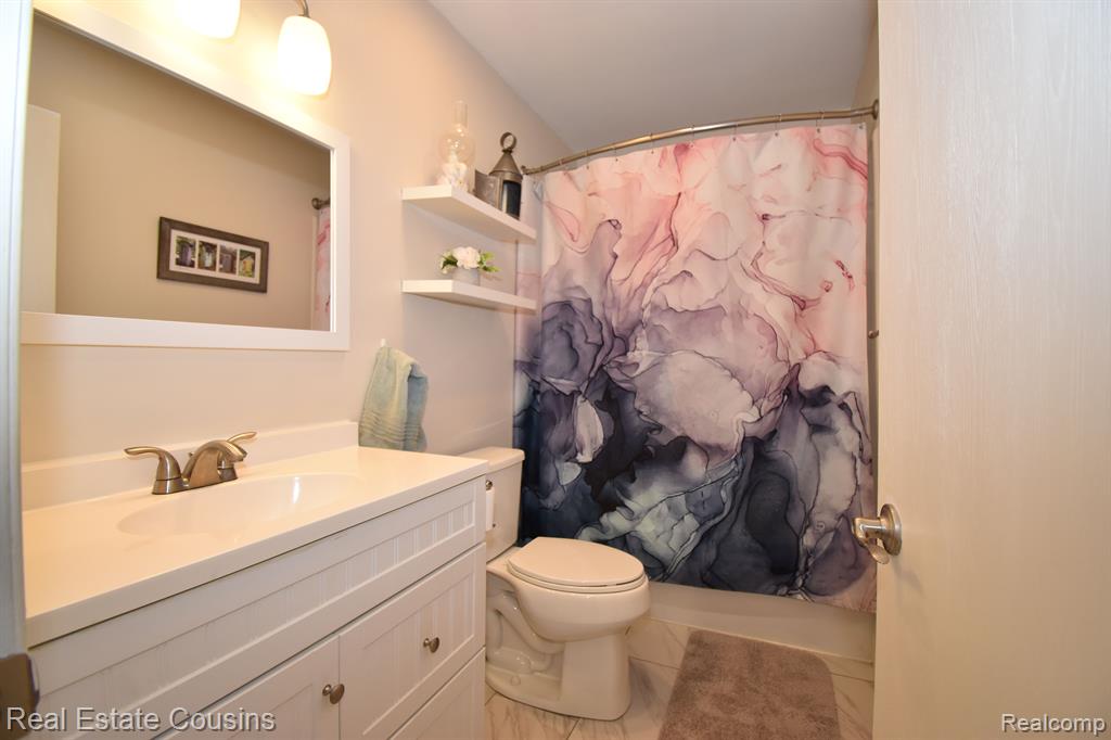 7230 BLUEWATER Drive, 130, Clarkston, MI 48348 — Photo 18
