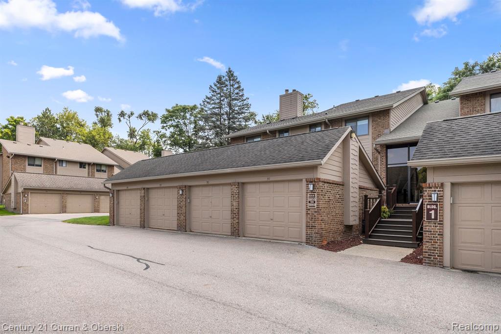 11865 SYCAMORE Drive, 31, Plymouth, MI 48170 — Photo 2
