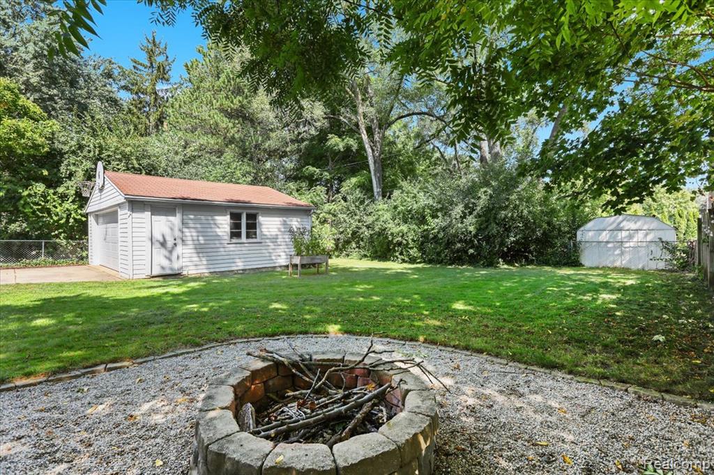 555 Lindsay Drive, Plymouth, MI 48170 — Photo 27