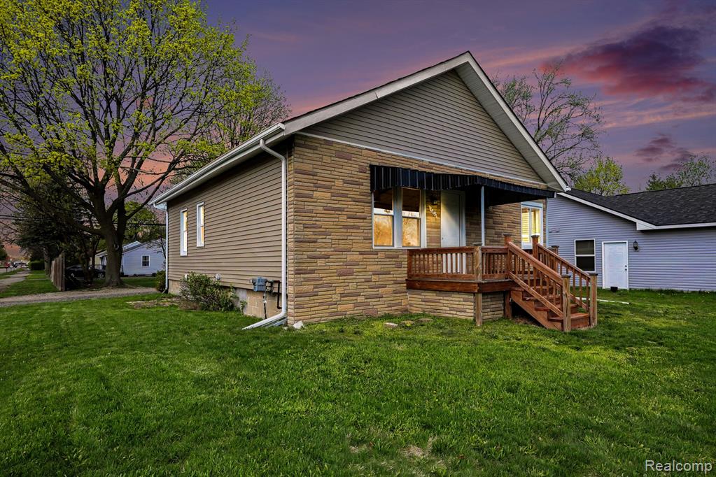 5200 HATCHERY Road, Waterford, MI 48329 — front exterior