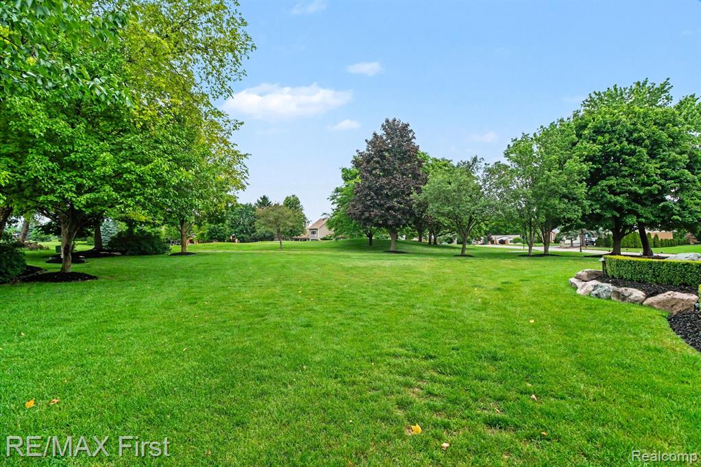 601 Brookwood Lane E, Rochester Hills, MI 48309 — Photo 35