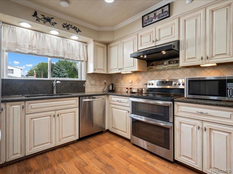 8382 Fairfax Drive, Sterling Heights, MI 48312 — Photo 23