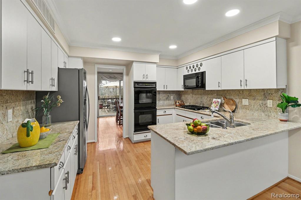 5080 Mirror Lake Court, West Bloomfield, MI 48323 — Photo 8