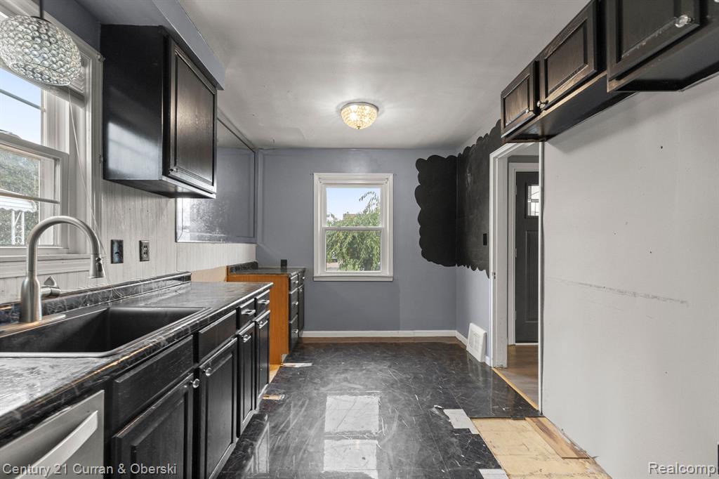 853 CLOVERLAWN Boulevard, Lincoln Park, MI 48146 — Photo 5