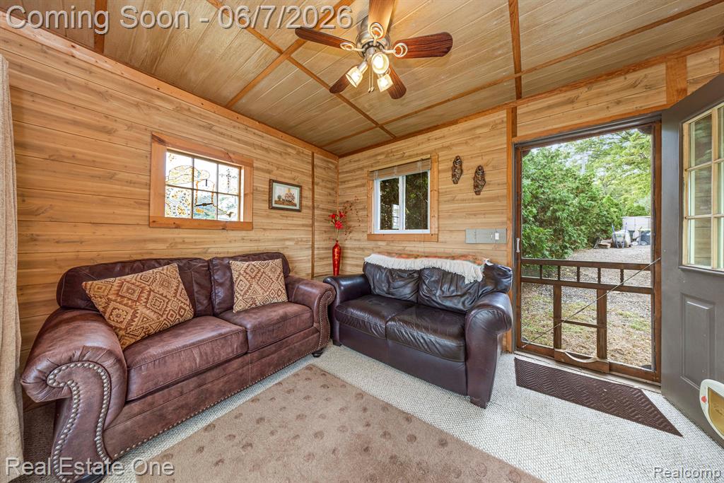 200 E CANYON Drive, Milford, MI 48380 — Photo 33