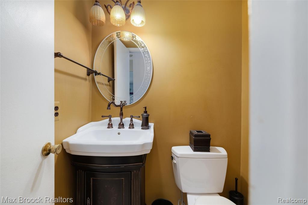 5495 Kingsfield Drive, West Bloomfield, MI — Photo 18