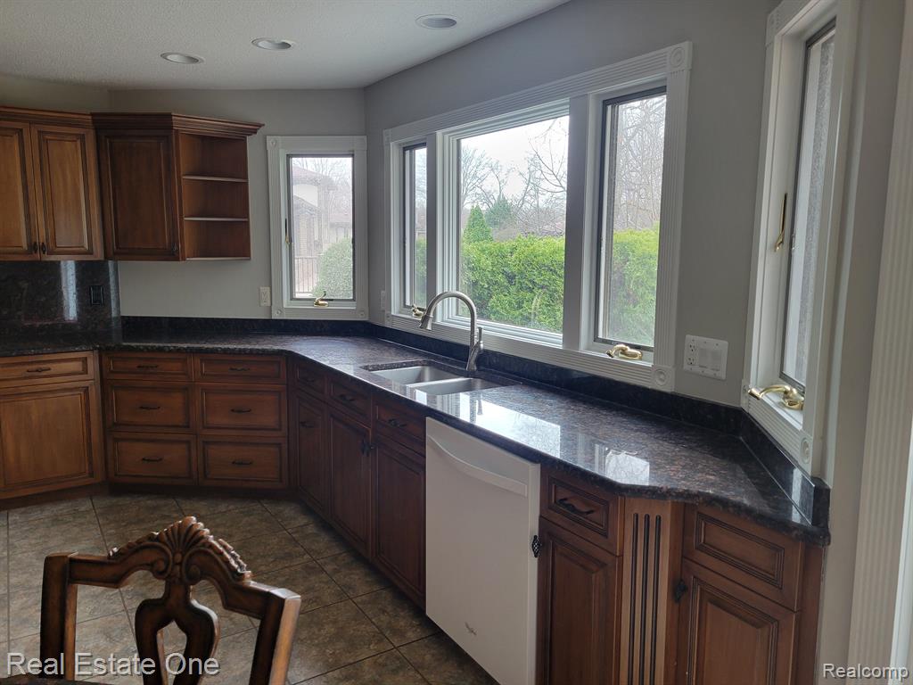 6927 Northpoint Drive, Troy, MI 48085 — Photo 13