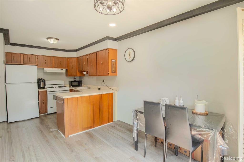 8684 Edgewater Lane, 14, Warren, MI 48093 — Photo 7