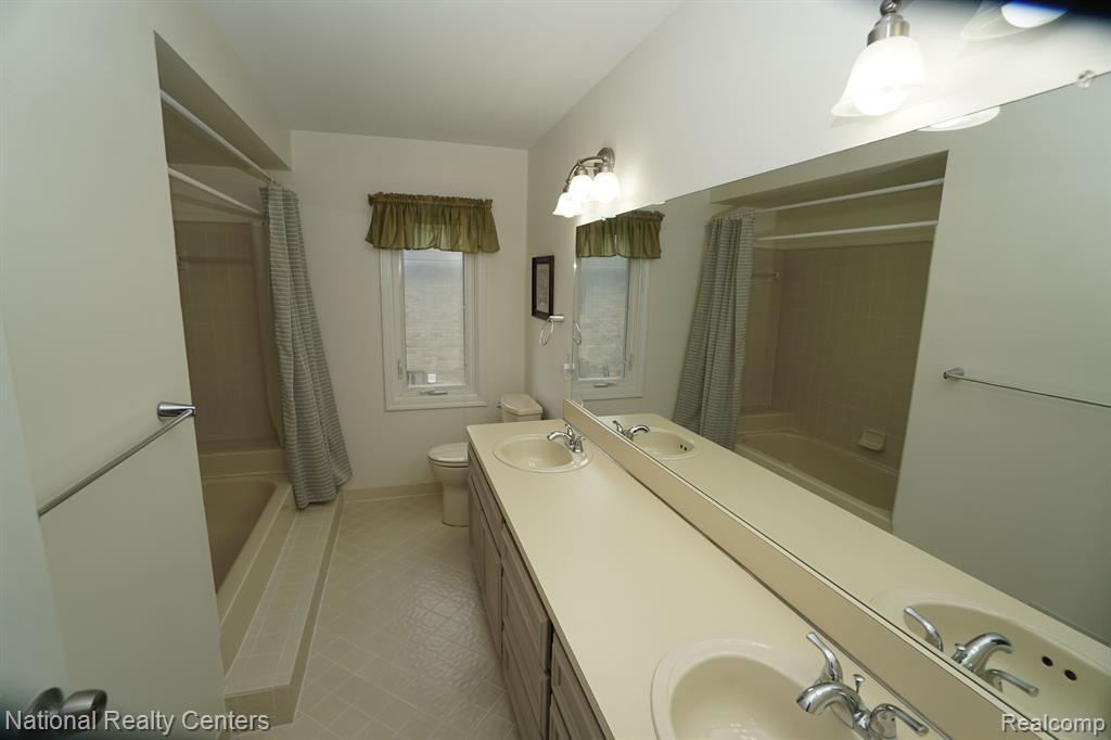 441 SANDALWOOD Drive, Rochester Hills, MI 48307 — Photo 18