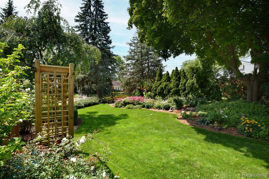 5544 WHITE HALL Circle, West Bloomfield, MI 48323 — Photo 35