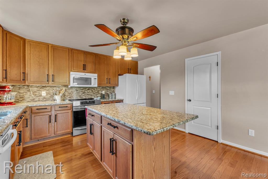 25340 VILLAGEWOOD, South Lyon, MI 48178 — Photo 11