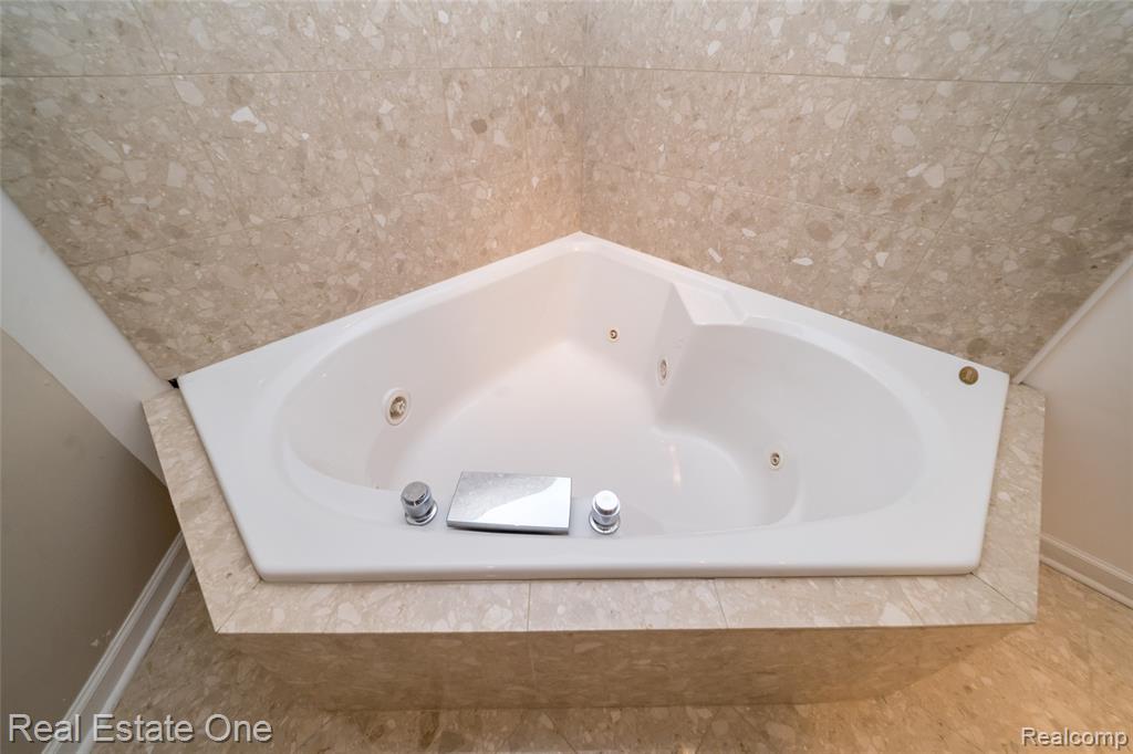 24099 Tana Court, Farmington, MI 48335 — Photo 56