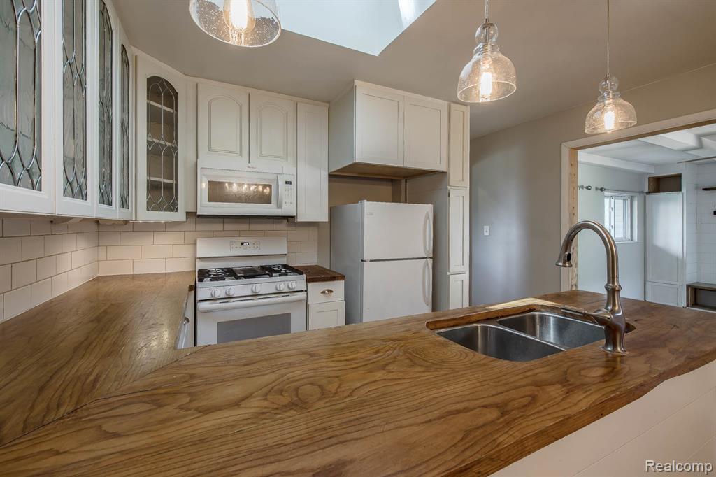 7709 Shelley Drive, Clarkston, MI 48348 — Photo 13