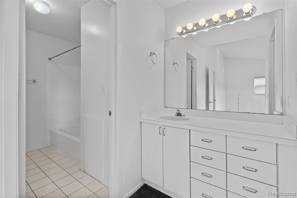 5611 DRAKE HOLLOW Drive W, West Bloomfield, MI — Photo 18