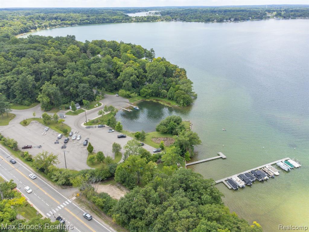 4053 HARBOR VISTA Drive, Orchard Lake Village, MI 48323 — Photo 24