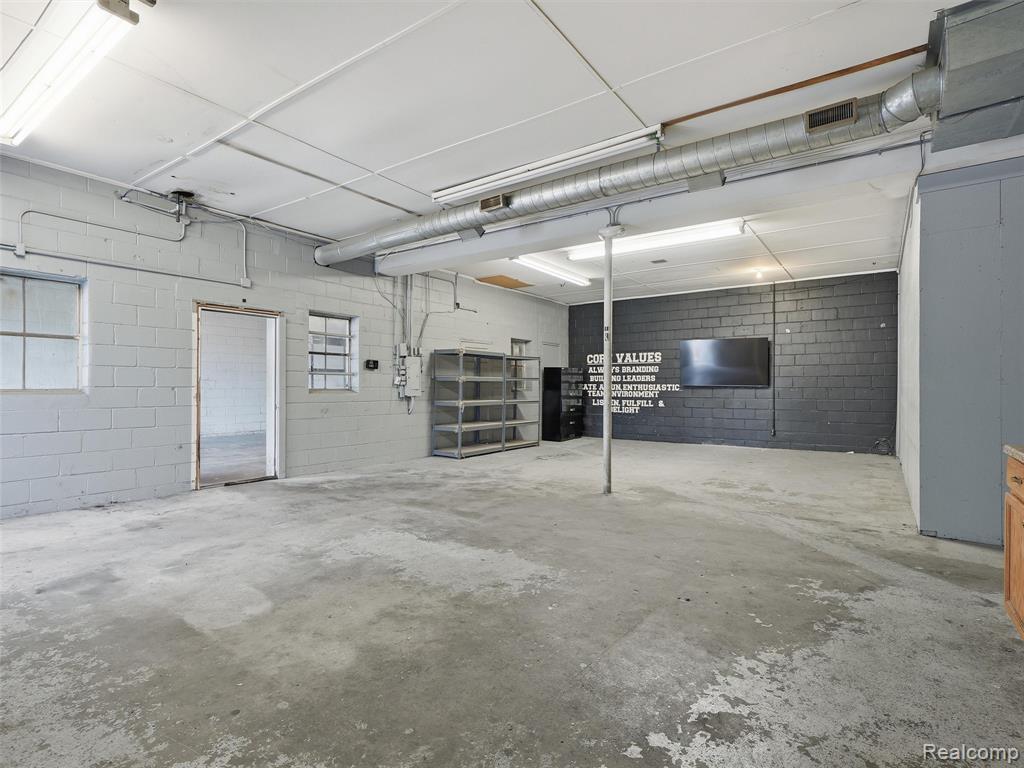 832 W 11 Mile Road, Madison Heights, MI 48071 — Photo 29
