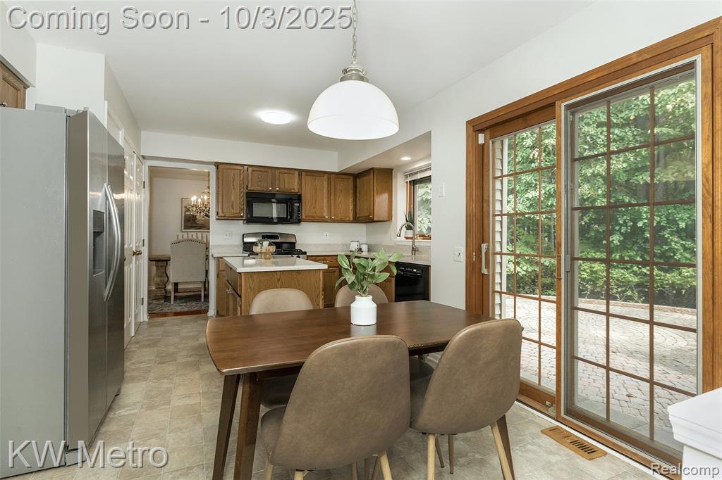 435 Thornridge Court, Rochester Hills, MI 48307 — Photo 17