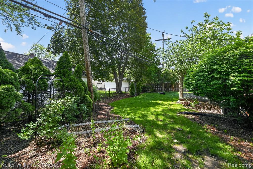 1681 Oxford Road, Grosse Pointe Woods, MI 48236 — Photo 24