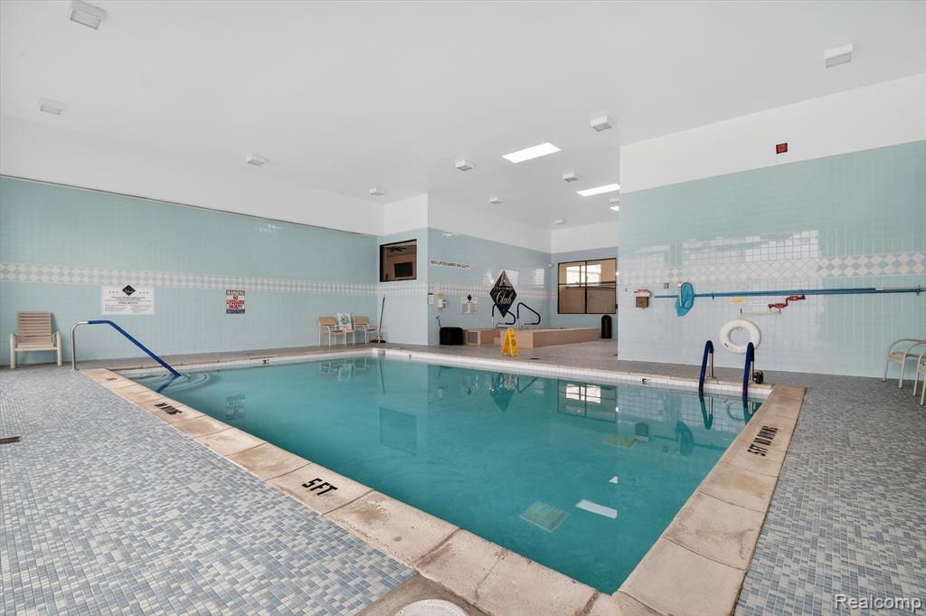 43100 12 Oaks Crescent Drive, 2033, Novi, MI 48377 — Photo 43
