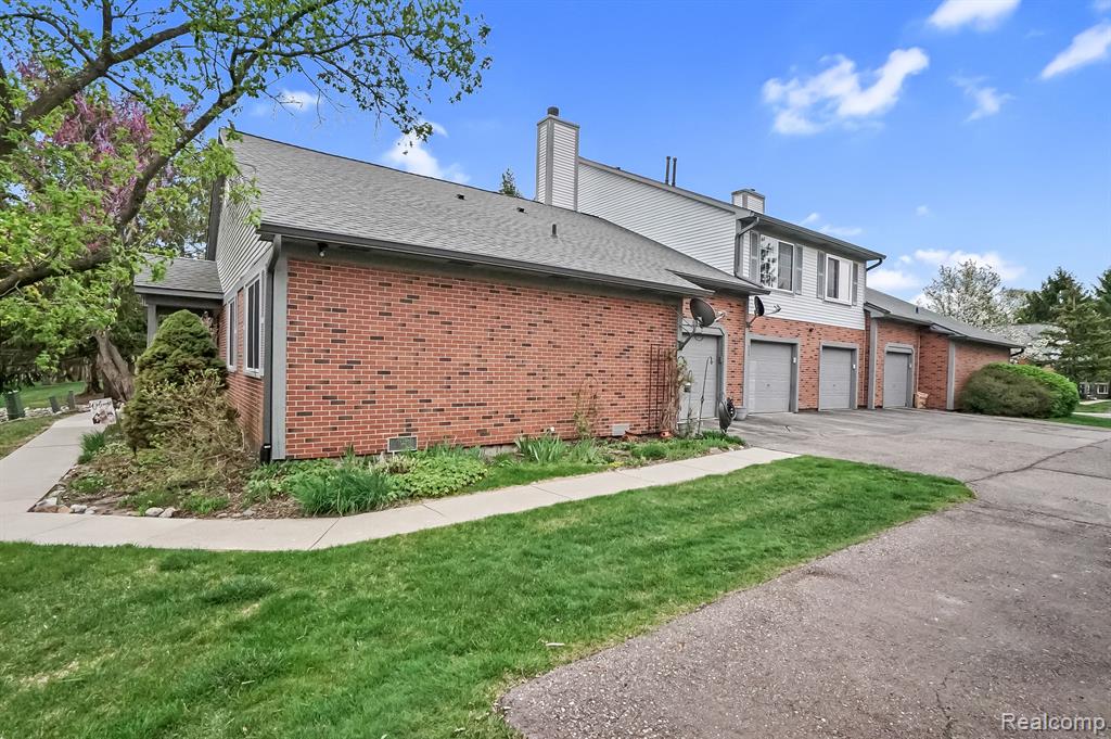 525 WINWOOD Circle, Walled Lake, MI 48390 — Photo 5