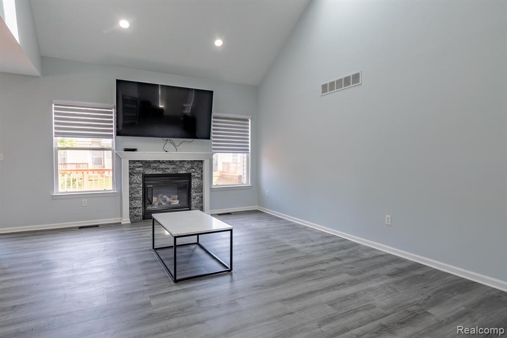 868 WOODHAVEN Drive, Commerce Twp, MI 48390 — Photo 6