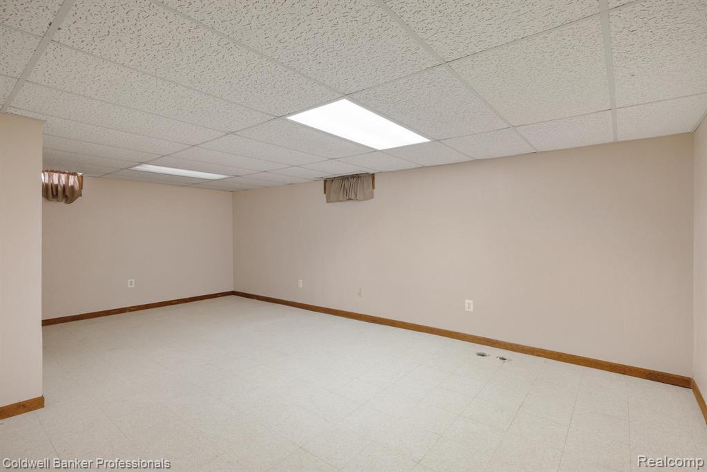8536 Blackburn Drive, Westland, MI — Photo 23