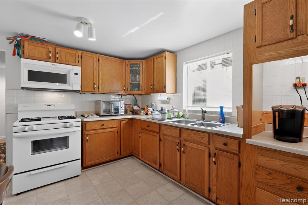 128 Front Drive, Whitmore Lake, MI 48189 — Photo 14