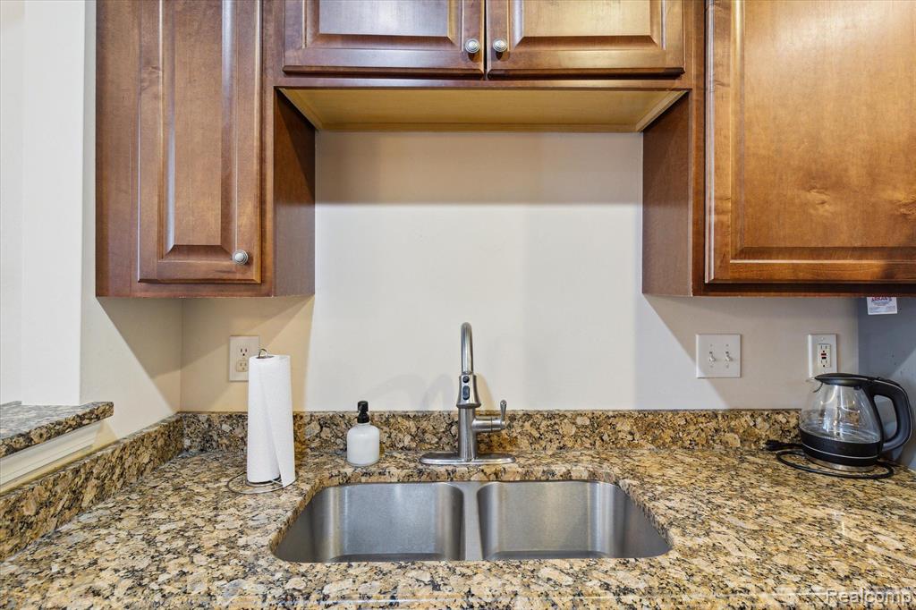 4174 BERKSHIRE Drive, Sterling Heights, MI 48314 — Photo 17