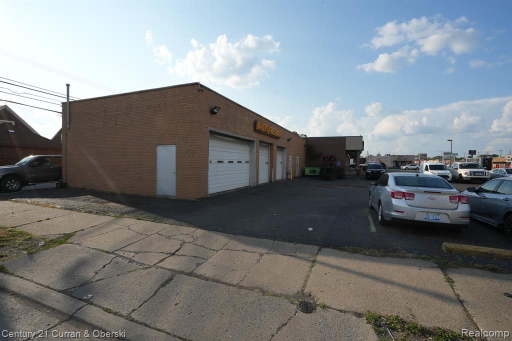 6811 Schaefer Road, Dearborn Heights, MI 48126 — Photo 5