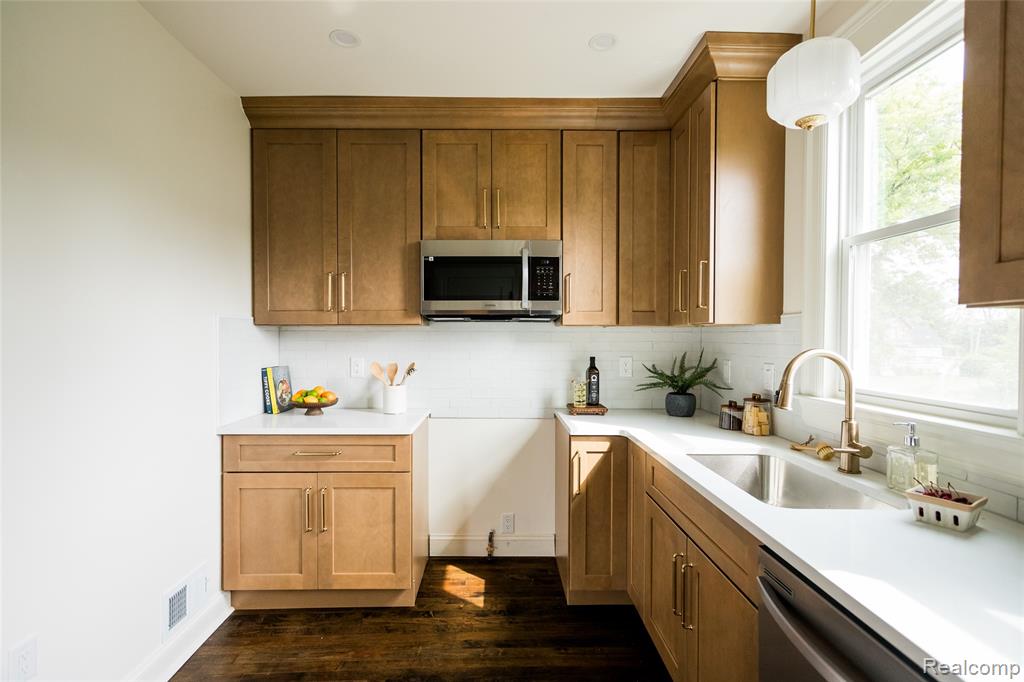 2160 Holcomb Street, Detroit, MI 48214 — Photo 45