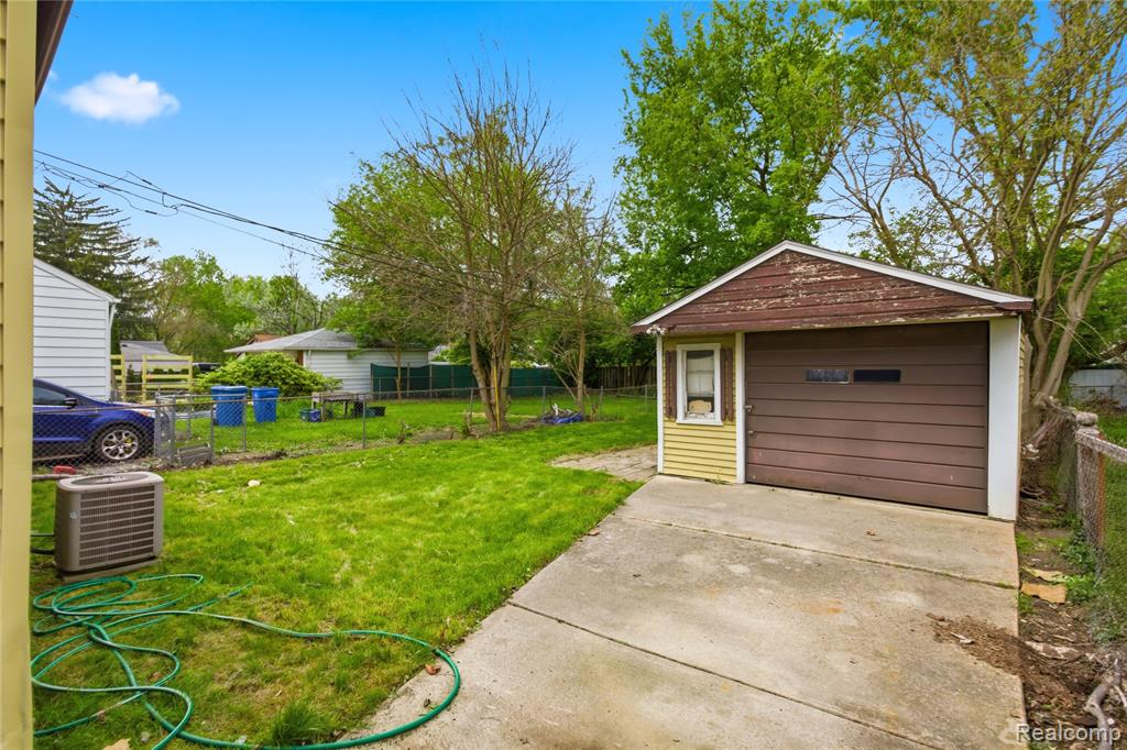 26316 Powers Avenue, Dearborn Heights, MI 48125 — Photo 25