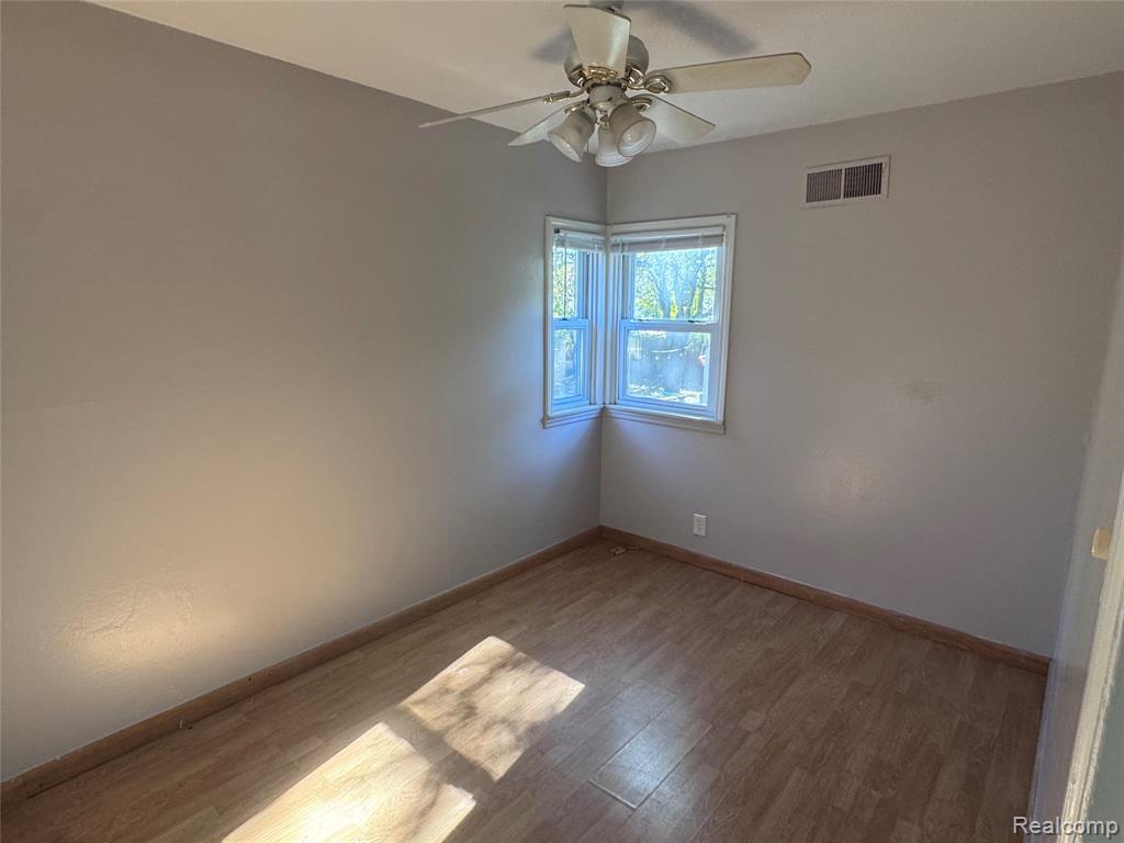 949 W FARNUM Avenue, Madison Heights, MI 48071 — Photo 5