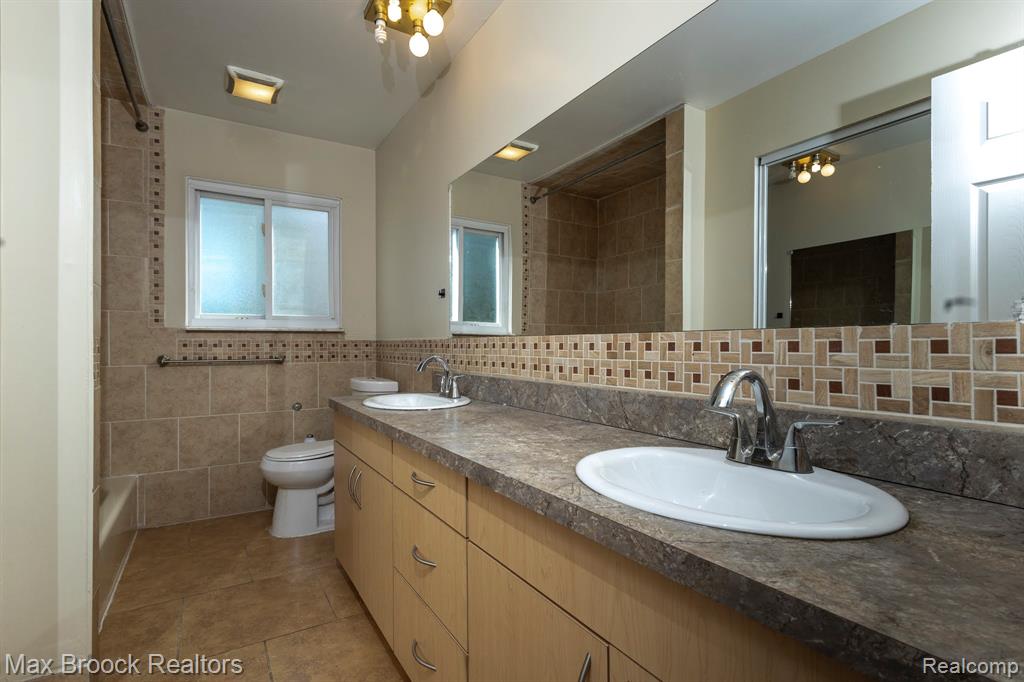 4829 WOLGAST Drive, Warren, MI 48092 — Photo 25