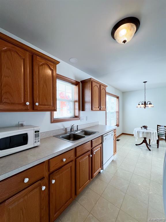 7835 E RIDGE Drive, Almont, MI 48003 — Photo 8