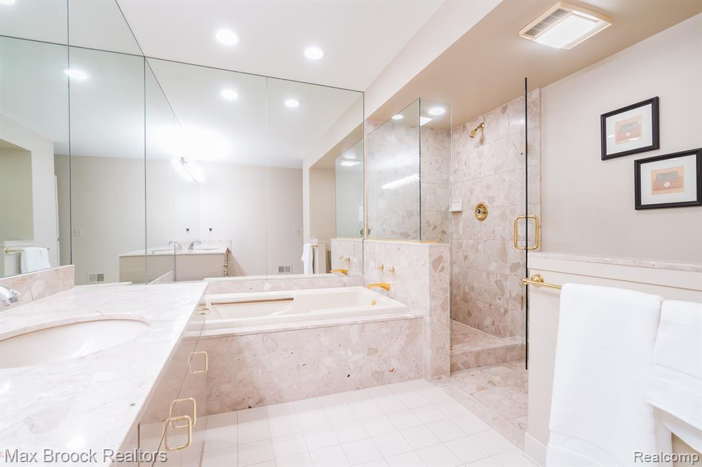 2426 HICKORY GLEN Drive, Bloomfield Hills, MI 48304 — Photo 28