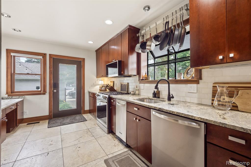 902 E 6th Street, Royal Oak, MI 48067 — Photo 11