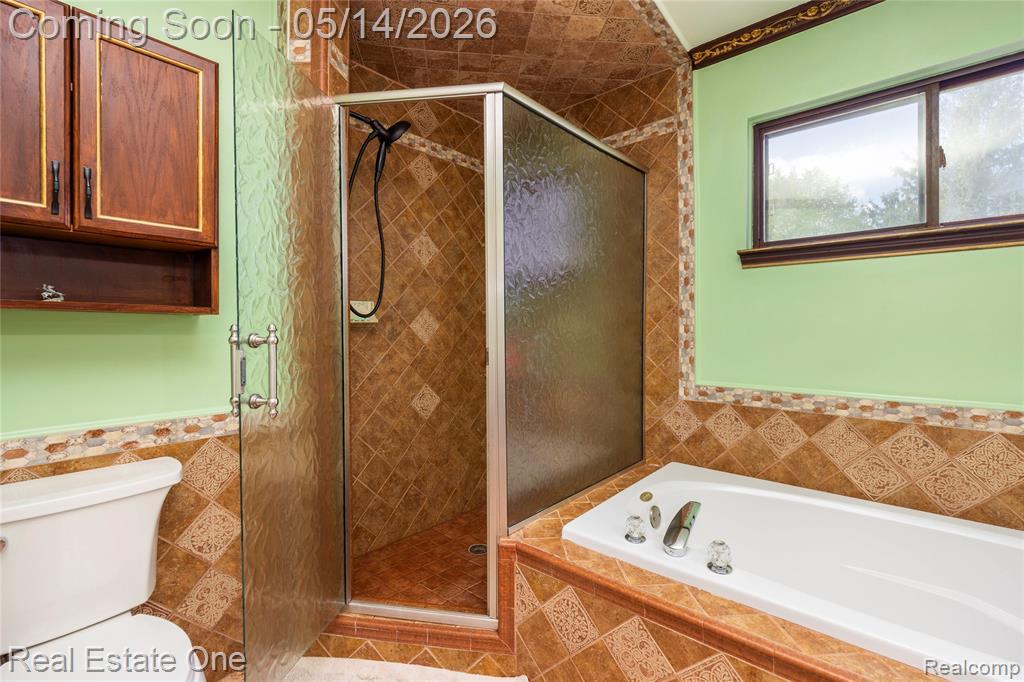 865 Drakeshire Drive, Commerce Twp, MI 48390 — Photo 46