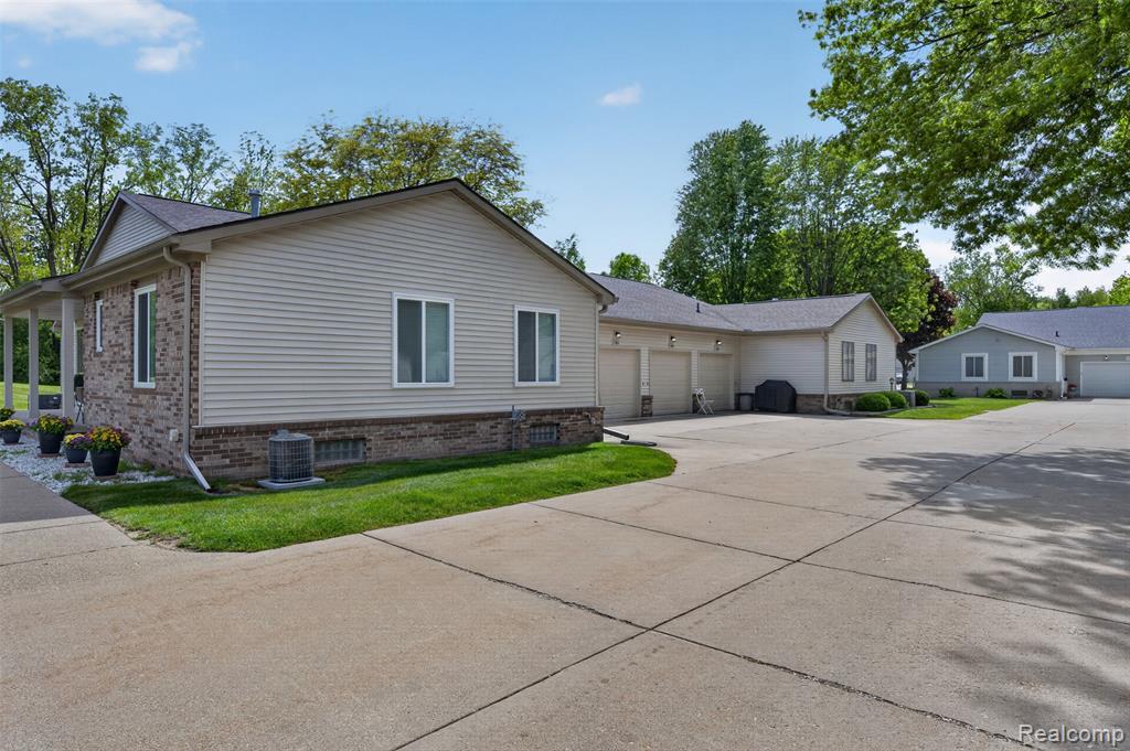 1484 Leisure Drive, Flint, MI 48507 — Photo 6
