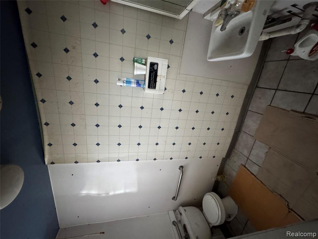 8626 Michigan Avenue, Dearborn, MI, 48210