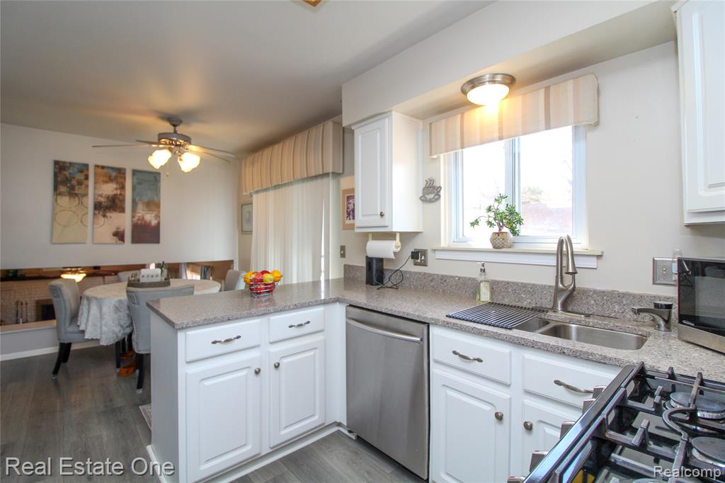 6942 Leslee Crest Drive, West Bloomfield, MI — Photo 9