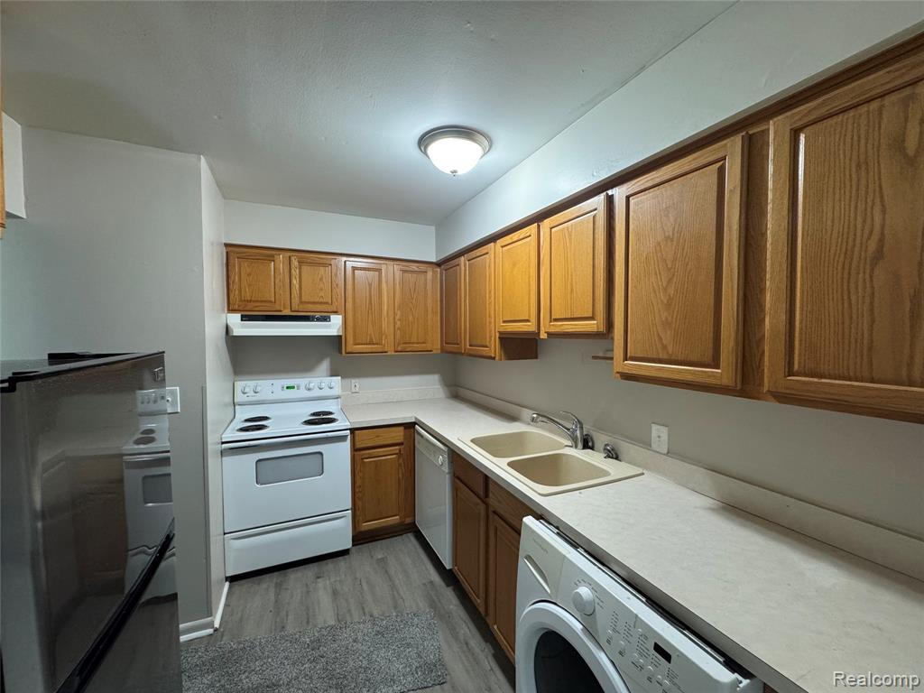 1890 Colonial Village Way, 1, Waterford, MI 48328 — Photo 4