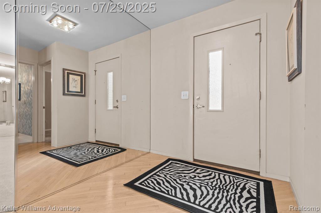 6660 Ridgefield Circle, 104, West Bloomfield, MI — Photo 4