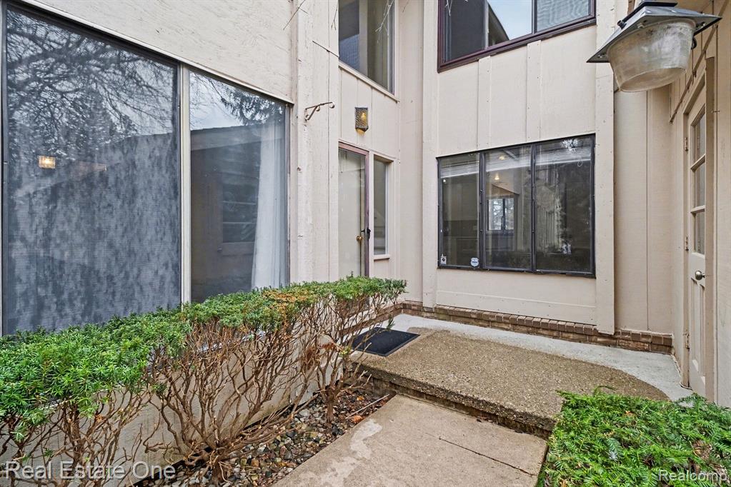 7329 Creek View Circle, West Bloomfield, MI — Photo 2