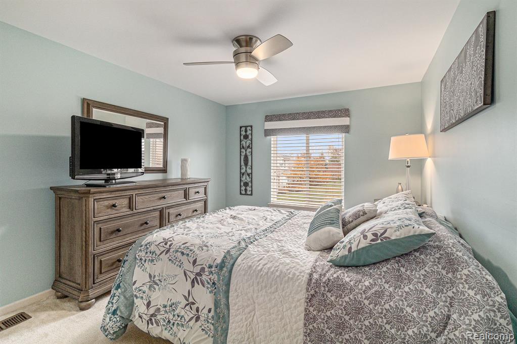 648 WOODHAVEN Drive, Commerce Twp, MI 48390 — Photo 22