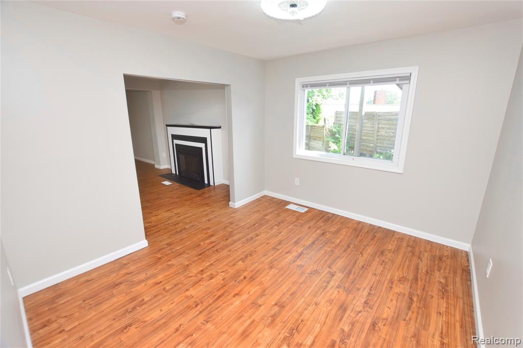 4047 Mitchell Drive, Flint, MI 48506 — Photo 11