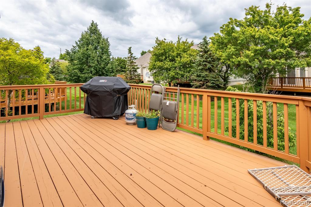 868 WOODHAVEN Drive, Commerce Twp, MI 48390 — Photo 43