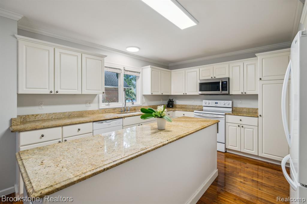 576 BLOOMER RIDGE Drive, Rochester, MI 48307 — Photo 14