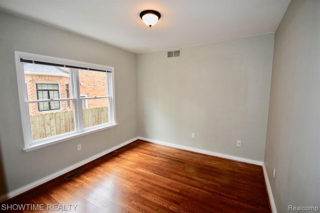 715 W 4TH Street, Royal Oak, MI 48067 — Photo 16